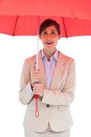 jovem empresária com guarda-chuva vermelho foto