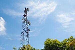 grandes torres de comunicação via satélite na tailândia com o fundo do céu foto