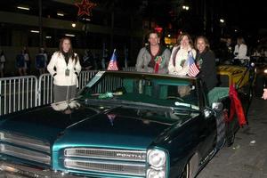 los angeles, 28 de novembro - mark hapka, moly burnett, chrystal chappell chega ao desfile de natal de hollywood 2010 no hollywood boulevard em 28 de novembro de 2010 em los angeles, ca foto