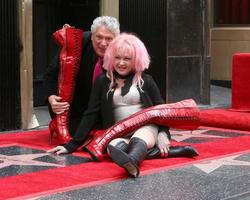 los angeles, 11 de abril - harvey fierstein, cyndi lauper no harvey fierstein e cyndi lauper hollywood walk of fame cerimônia no teatro pantages em 11 de abril de 2016 em los angeles, ca foto