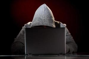 hacker com laptop