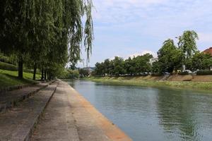 o rio ljubljanica atravessa a capital da eslovênia, a cidade de ljubljana. foto