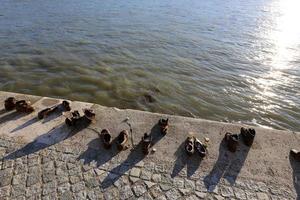 sapatos - um memorial às vítimas do holocausto nas margens do danúbio em budapeste foto