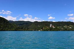 belas margens do lago bled na eslovênia foto