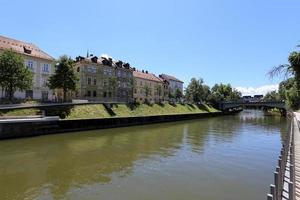 o rio ljubljanica atravessa a capital da eslovênia, a cidade de ljubljana. foto