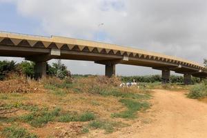 ponte - estruturas arquitetônicas para atravessar uma barreira de água. foto