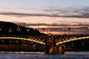 Budapeste capital da Hungria ao pôr do sol foto