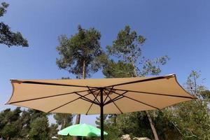guarda-chuva para proteger o sol em um parque da cidade em israel foto