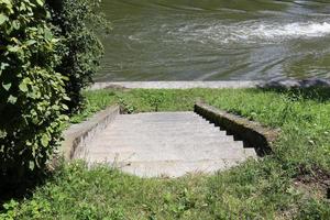 o rio ljubljanica atravessa a capital da eslovênia, a cidade de ljubljana. foto