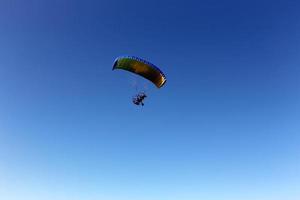 um parapente voa sobre o mar mediterrâneo no norte de israel foto