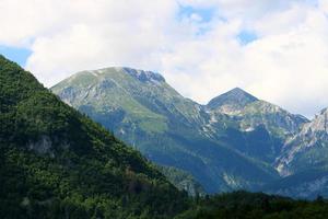 os alpes são uma cordilheira alta e longa na europa foto