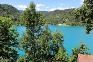 belas margens do lago bled na eslovênia foto