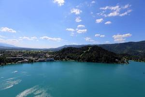 belas margens do lago bled na eslovênia foto