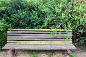 banco para descansar em um parque da cidade na costa mediterrânea no norte de israel foto