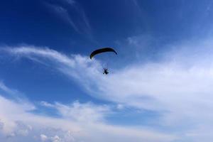 um parapente voa sobre o mar mediterrâneo no norte de israel foto