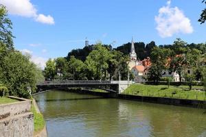 o rio ljubljanica atravessa a capital da eslovênia, a cidade de ljubljana. foto