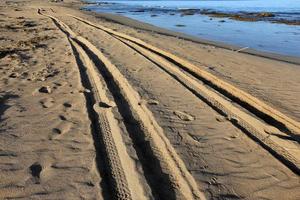 pegadas na areia nas margens do mar mediterrâneo no norte de israel foto