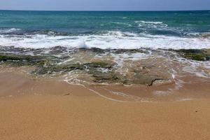 costa rochosa do mar mediterrâneo no norte de israel foto