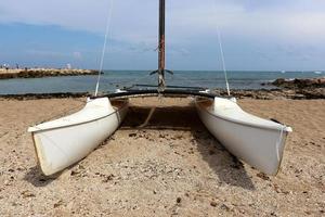 barco na costa mediterrânea no norte de israel foto