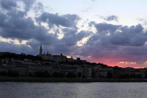 pôr do sol no rio danúbio na capital húngara budapeste. foto