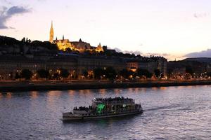 pôr do sol no rio danúbio na capital húngara budapeste. foto