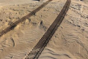 pegadas na areia nas margens do mar mediterrâneo no norte de israel foto