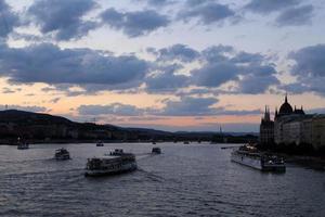 pôr do sol no rio danúbio na capital húngara budapeste. foto