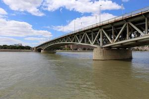 ponte - estruturas arquitetônicas para atravessar uma barreira de água. foto