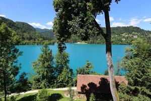 belas margens do lago bled na eslovênia foto