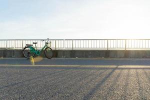 bicicleta na ponte ao pôr do sol