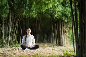 linda mulher meditando na natureza foto