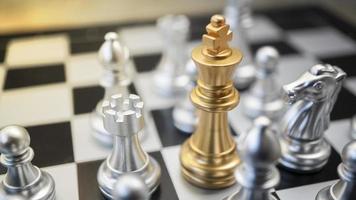 líder dourado no símbolo de poder da equipe do tabuleiro de xadrez foto