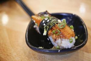 bola de arroz de enguia, comida japonesa foto