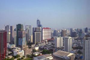 bela paisagem urbana de bangkok com prédio alto e baixo foto
