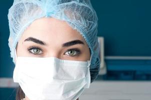 jovem médico feminino na máscara médica, close-up foto