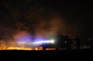 faróis de carro brilhando em chamas foto