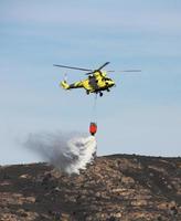 helicópteros de combate de fogo na montanha foto