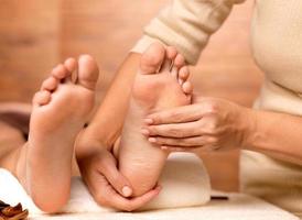 massagem do pé humano no salão spa foto