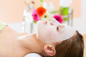 bem-estar - mulher recebendo máscara facial no spa