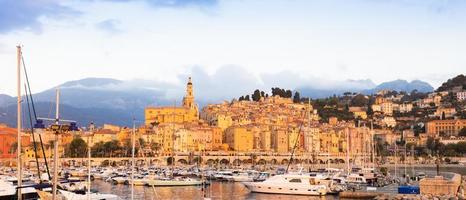 menton, na riviera francesa, chamada costa azur, localizada no sul da França ao nascer do sol foto