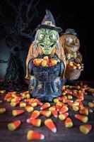 personagens de halloween em fundo assustador coletando milho doce