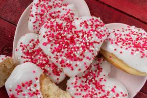 closeup de donuts de dia dos namorados com granulado de coração foto
