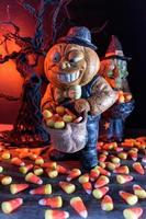 personagens de halloween em fundo assustador coletando milho doce foto