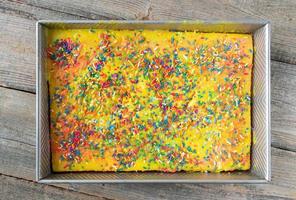 bolo de folha amarela polvilhado colorido em forma plana de retângulo foto