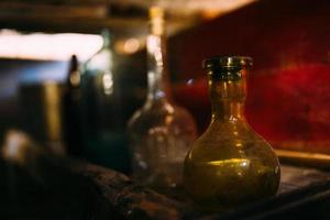 garrafa médica antiga. conceito de halloween de mistério escuro foto