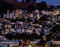 vista da colina do bairro da hora dourada de casas de san francisco, telhados pontiagudos - coloridos e cênicos com algumas casas vitorianas - uma vista típica de san francisco. foto