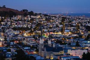 vista da colina do bairro da hora dourada de casas de san francisco, telhados pontiagudos - coloridos e cênicos com algumas casas vitorianas - uma vista típica de san francisco. foto