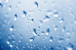fundo de vidro de gota de água, natureza azul com gota de água após a chuva, gotas de chuva na janela de vidro na estação chuvosa foto