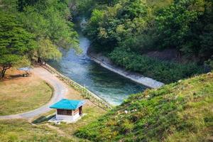 reservatório de canal de drenagem do canal da represa ou barragem na colina com fluxo de água do canal e do sistema de drenagem de água foto