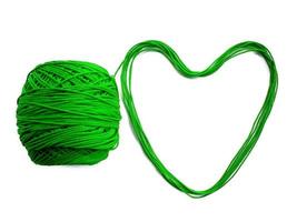 fio de tricô em forma de coração isolado no fundo branco foto